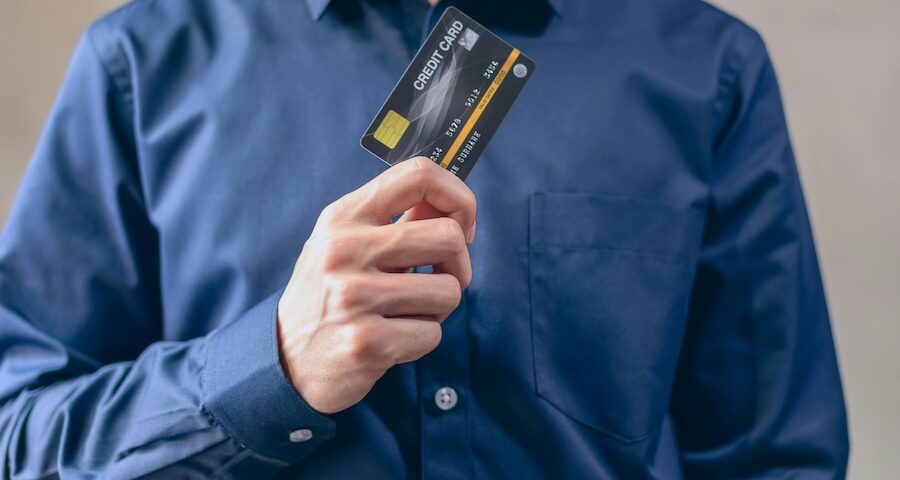 手持信用卡的男子